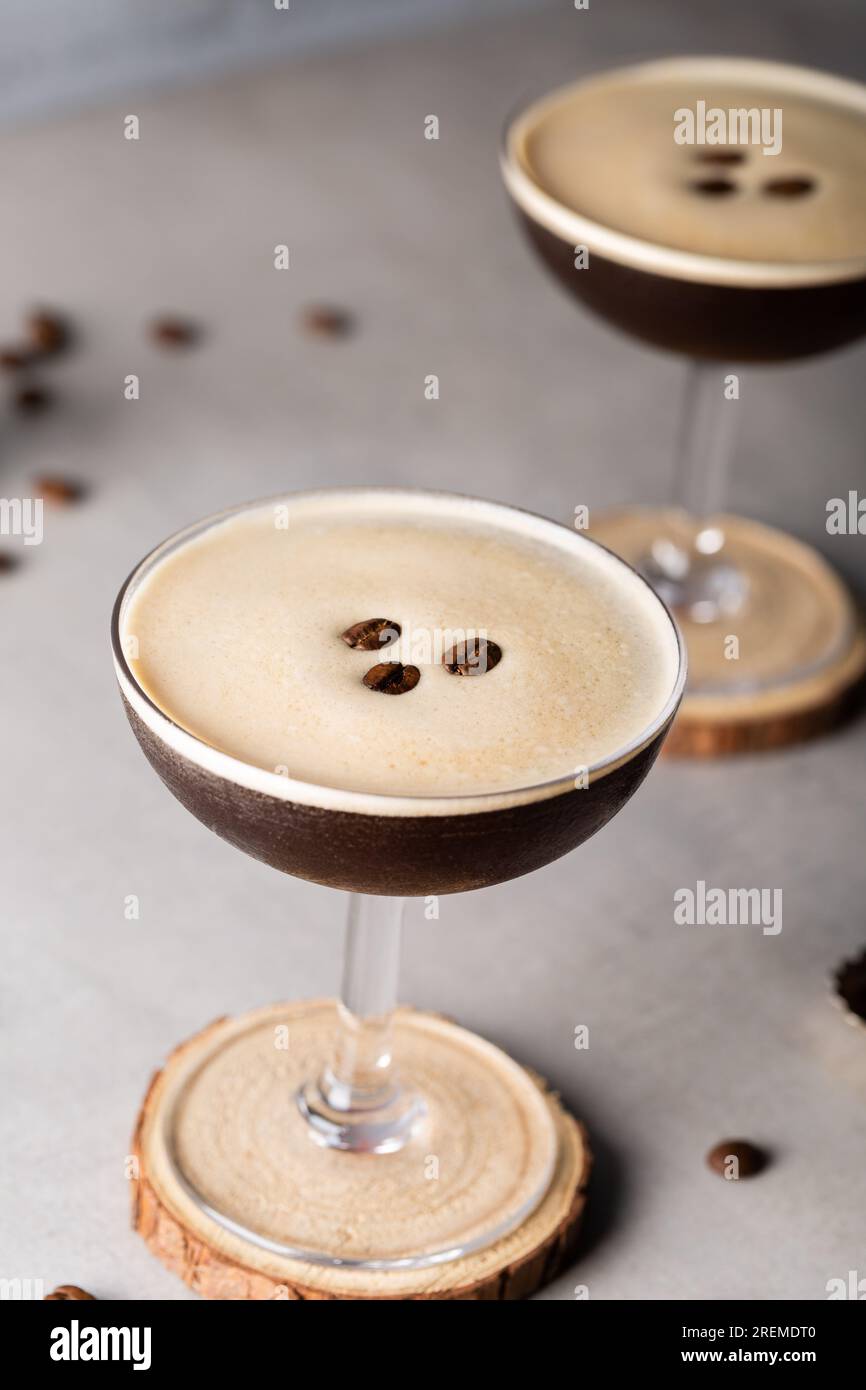 Espresso Martini Cocktail Alkohol Wodka, Espresso, Kaffeelikör und Kaffeebohnen Stockfoto