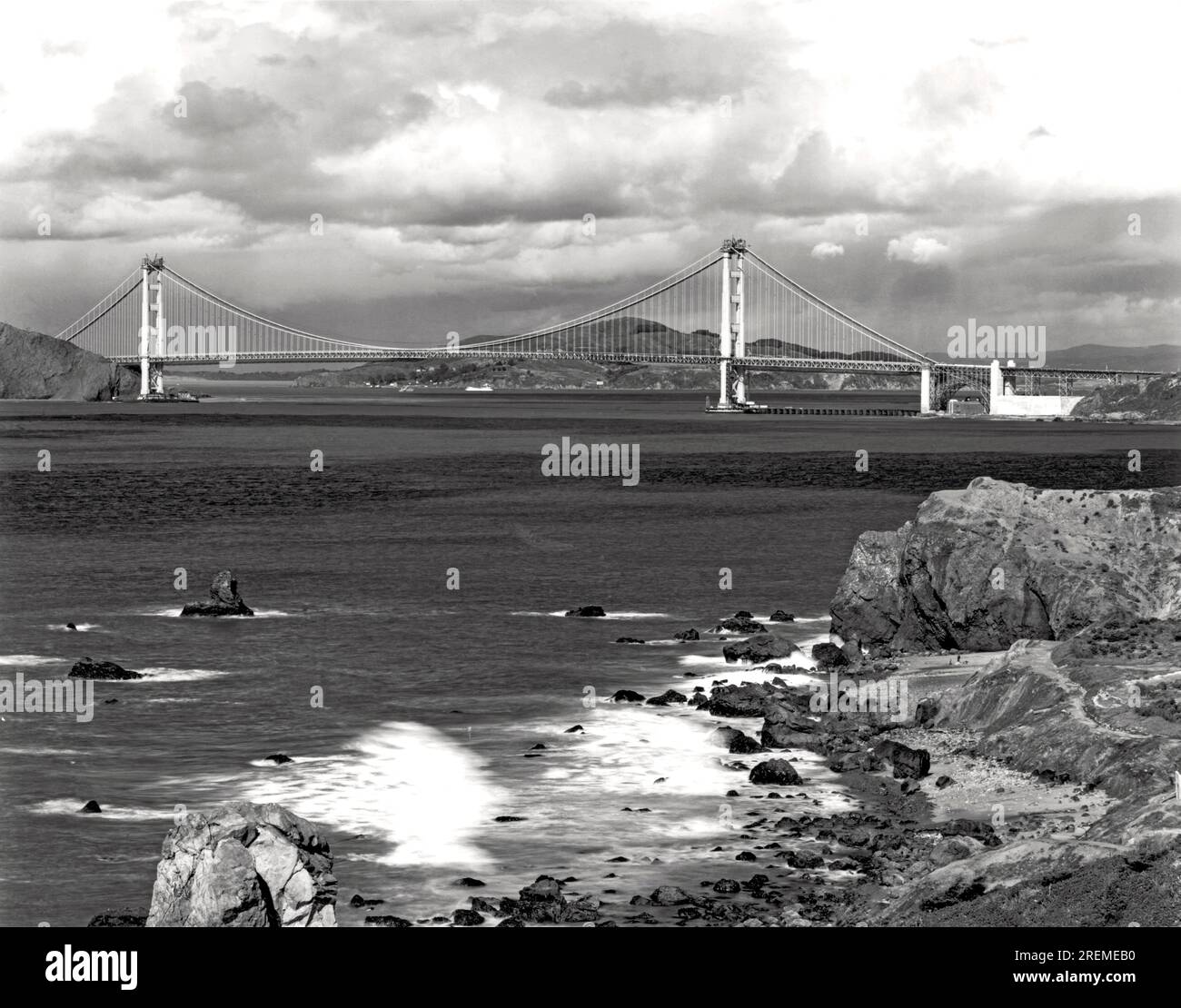 San Francisco, Kalifornien: 22. März 1937. Die Golden Gate Bridge zwei Monate vor ihrer Öffnung für die Öffentlichkeit. Stockfoto