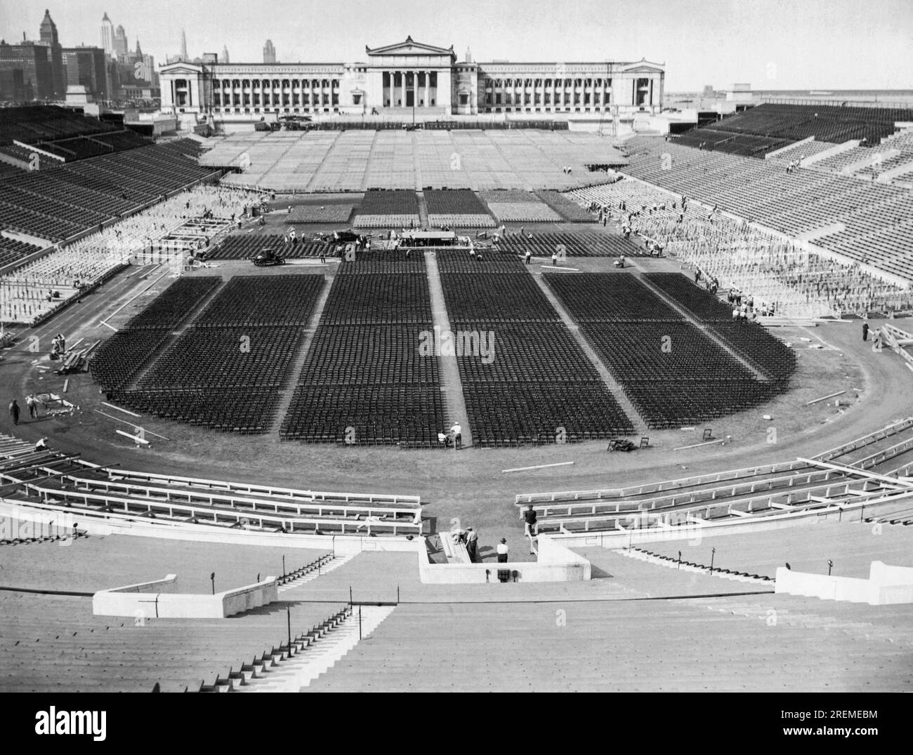 Chicago, Illinois: 17. September 1927 Soldier's Field mit dem Field Museum im Hintergrund. Der Boxring für das Schwergewichtsspiel von Gene Tunney und Jack Dempsey wird in der Mitte des Feldes gebaut. Stockfoto