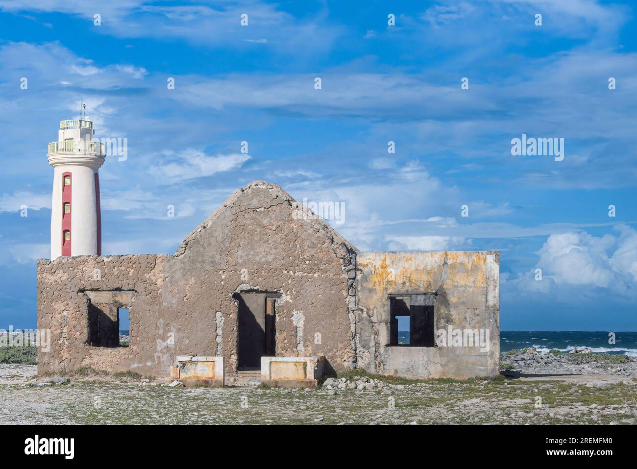 Das alte Leuchtturmwärterhaus am Leuchtturm von Willemstoren, Bonaire, Karibik Niederlande Stockfoto