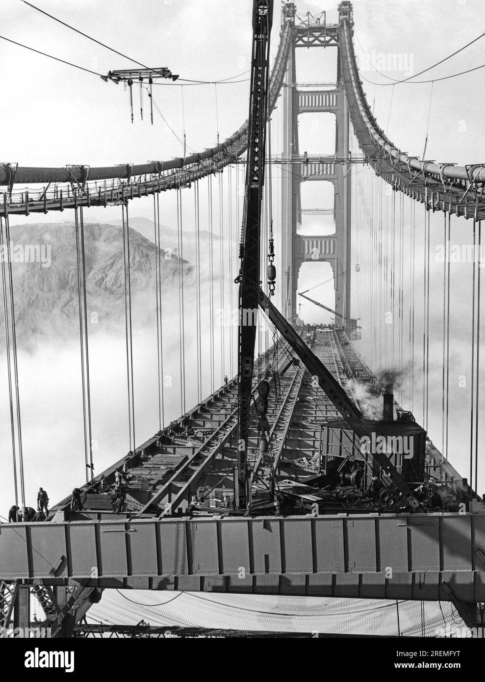 San Francisco, Kalifornien: 1937 Arbeiter im Nebel, die das Straßenbett während des Baus der Golden Gate Bridge installiert haben. Stockfoto