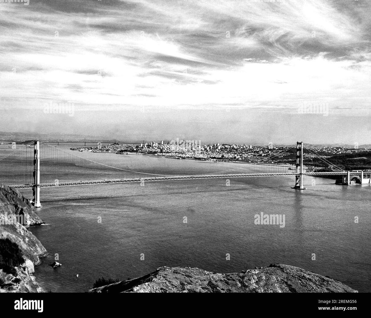 San Francisco, Kalifornien: Januar 1947. Blick auf die Golden Gate Bridge und San Francisco dahinter. Es stammt von einer Festung der Regierung aus dem Zweiten Weltkrieg in den Marin Headlands, die nun nach Kriegsende wieder für die Öffentlichkeit geöffnet wird Stockfoto