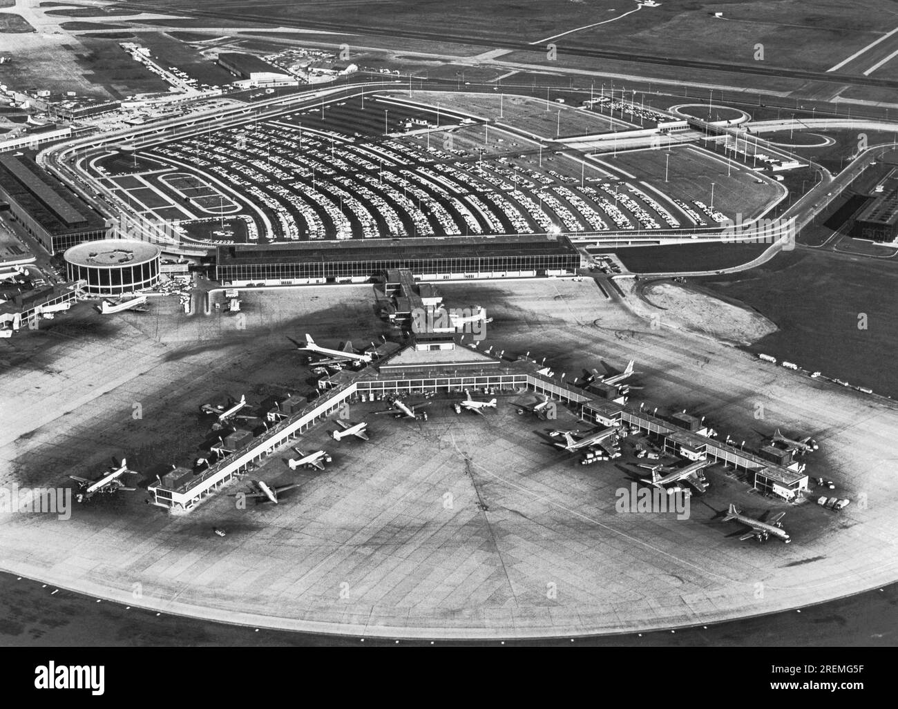 Chicago, Illinois: c. 1970 Luftaufnahme des American Airlines Terminals am O'Hare International Airport in Chicago. Stockfoto