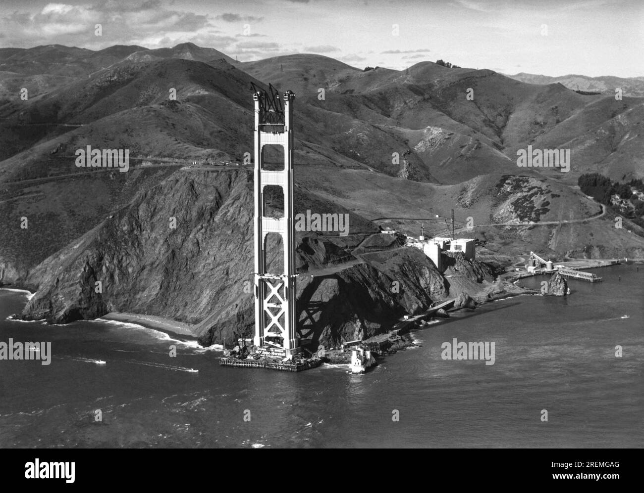 San Francisco, Kalifornien: 1934 Uhr Blick auf den Marin Tower der Golden Gate Bridge im Bau. Stockfoto