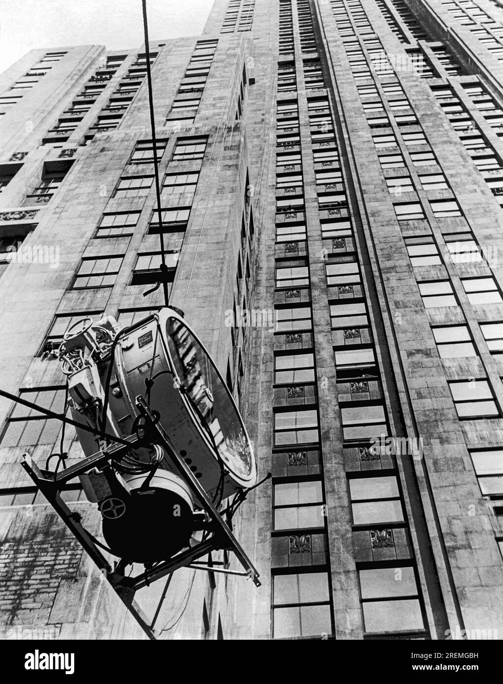 Chicago, Illinois: 12. August 1930 die Lindbergh-Lampe wird auf den Gipfel des Palmolive-Gebäudes angehoben, wo sie bald als die größte Leuchtfeuer der Welt gewidmet sein wird. Stockfoto