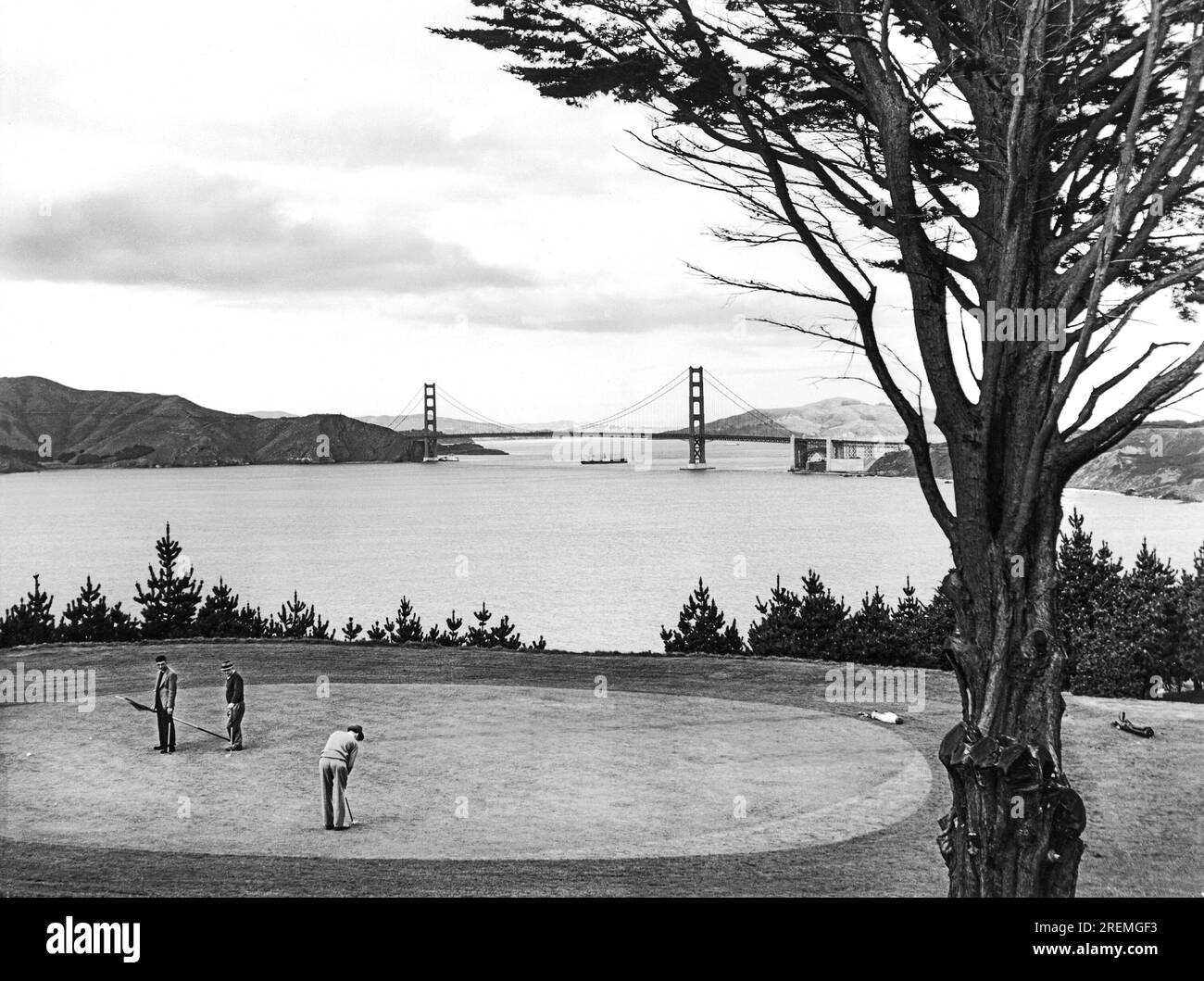 San Francisco, Kalifornien: ca. 1937 die Golden Gate Bridge aus Sicht des Lincoln Park Golfplatzes. Stockfoto