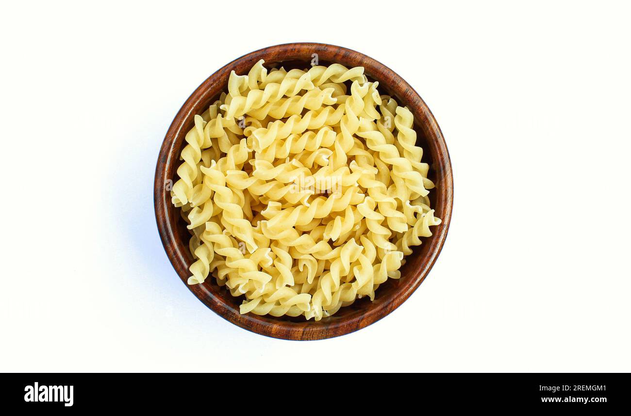Fusilli-Nudeln in einer Holzschale, Blick von oben Stockfoto