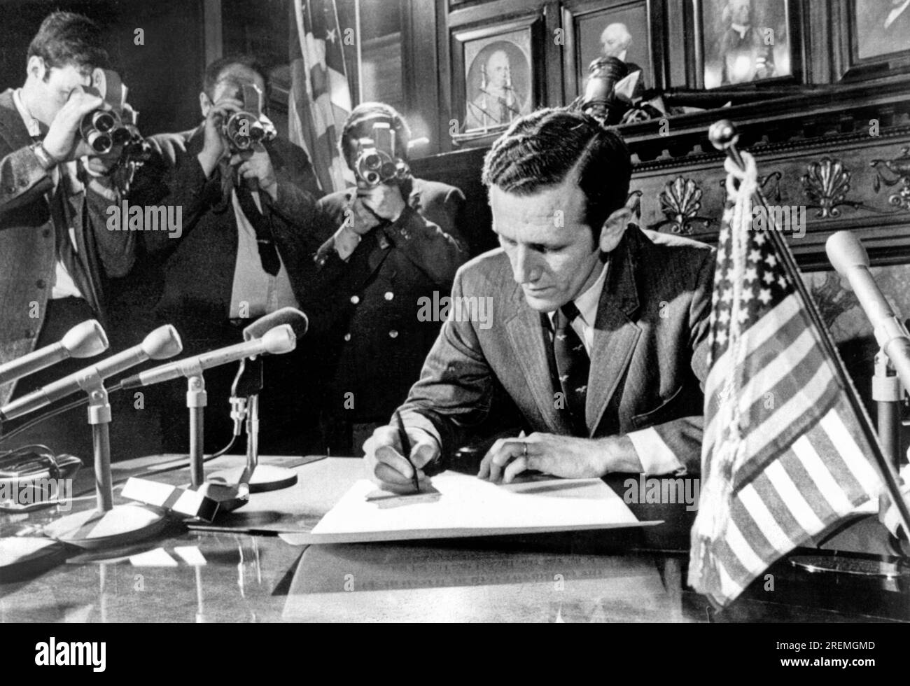 Boston, Massachusetts: 1. April 1970 House Speaker David M. Hartley (D-Holyoke) unterzeichnet ein Gesetz, das vom Massachusetts House verabschiedet wurde und dem Präsidenten der Vereinigten Staaten untersagt, Bürger von Massachusetts in nicht angemeldete Kriege zu entsenden. Jetzt geht es an den Senat, wo die endgültige Inkraftsetzung erwartet wird. Stockfoto