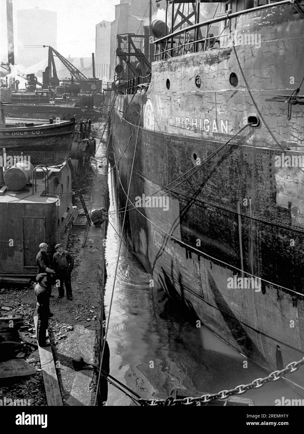 Chicago, Illinois: c. 1928 der Stahlfrachter „Michigan“, der eine Frühjahrsputz und einen frischen Anstrich in den Werften von South Chicago bekommt. Stockfoto