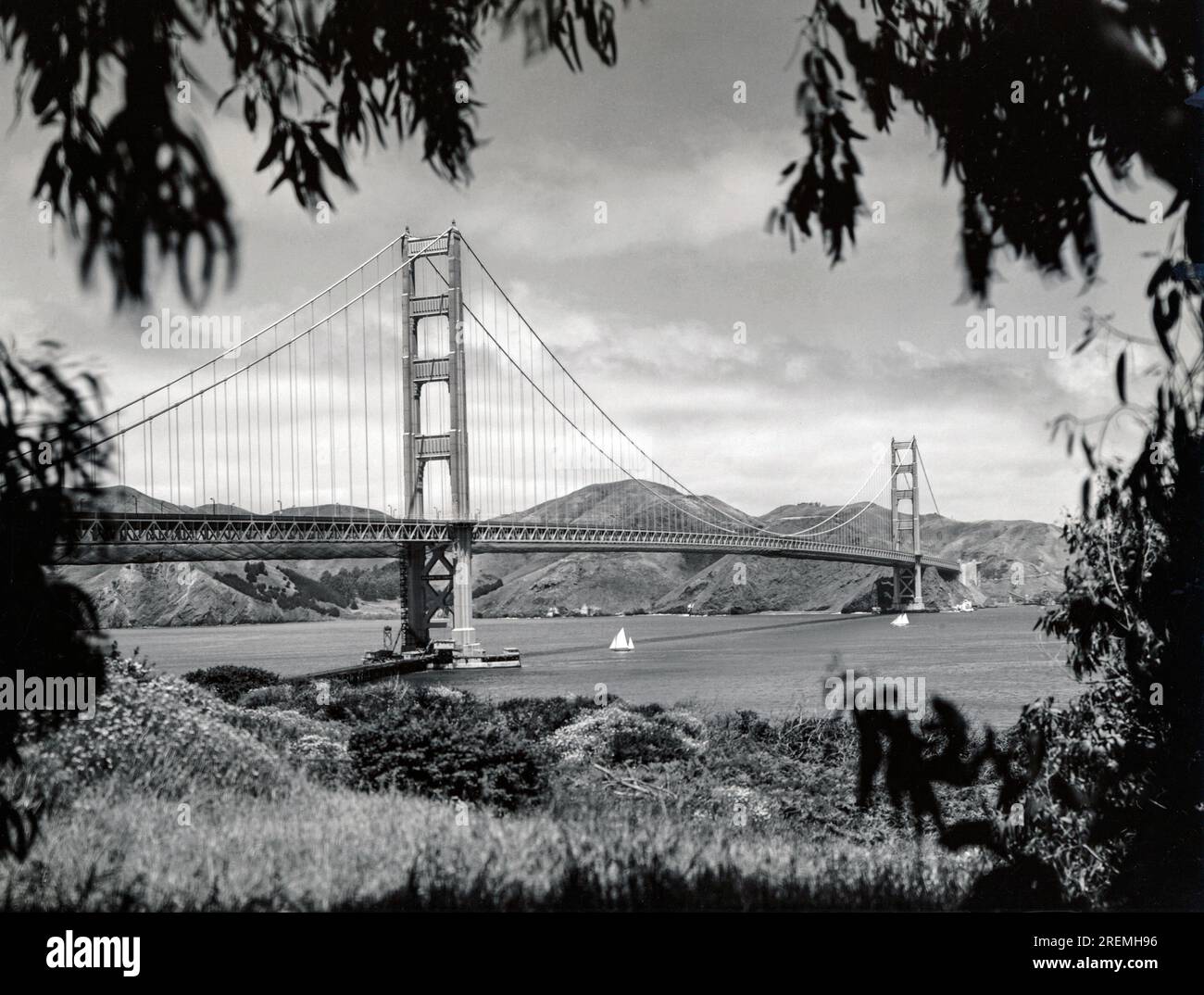 San Francisco, Kalifornien: Mai 1937 die fast vollendete Golden Gate Bridge aus Sicht des Presidio mit den Marin Headlands im Hintergrund. Das Sicherheitsnetz der Arbeiter ist immer noch unter dem Straßenbett auf Teilen der Brücke zu sehen. Stockfoto