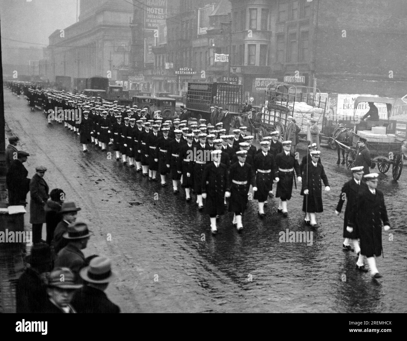 Chicago, Illinois: 27. November 1926 die Navy Middies durchziehen Chicago bei ihrer Ankunft zum morgigen Football-Spiel der Army-Navy auf dem Soldiers' Field. Stockfoto