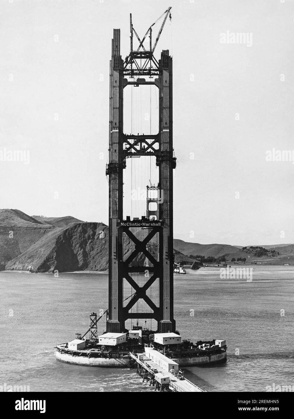 San Francisco, Kalifornien: 1935 Uhr Blick auf den Südturm der Golden Gate Bridge im Bau. Stockfoto