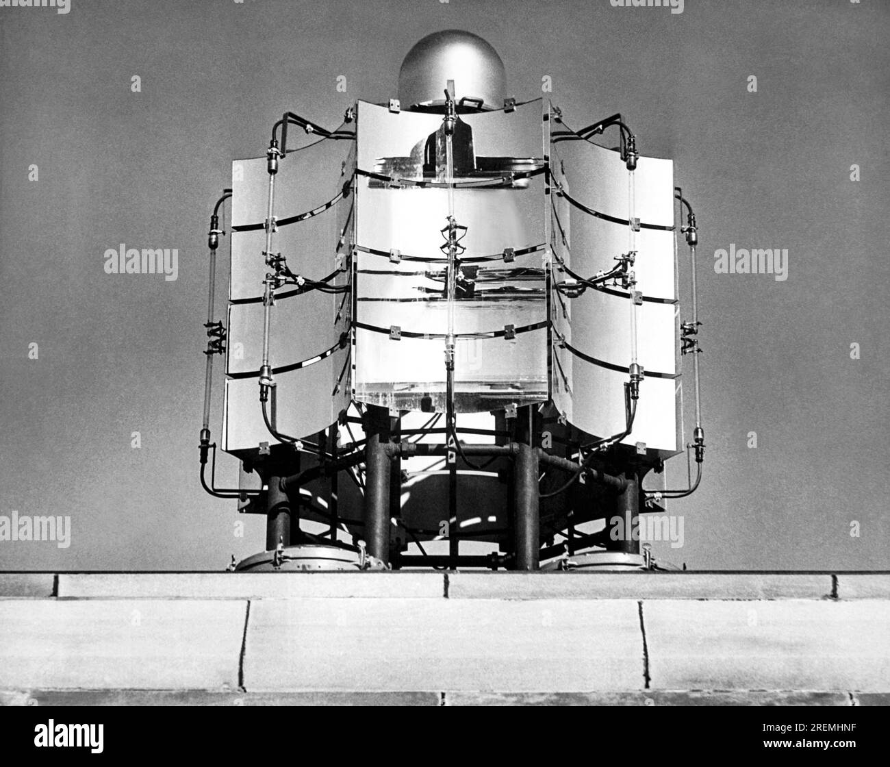 Chicago, Illinois: 4. September 1930 das „un-Flash Beacon“ auf dem neuen LaSalle-Wacker-Gebäude. Die acht Parabolspiegel sind 1,80 m hoch und 1,80 m breit und verstärken und reflektieren tagsüber die Sonnenstrahlen und nachts rote Neonlichter. Stockfoto