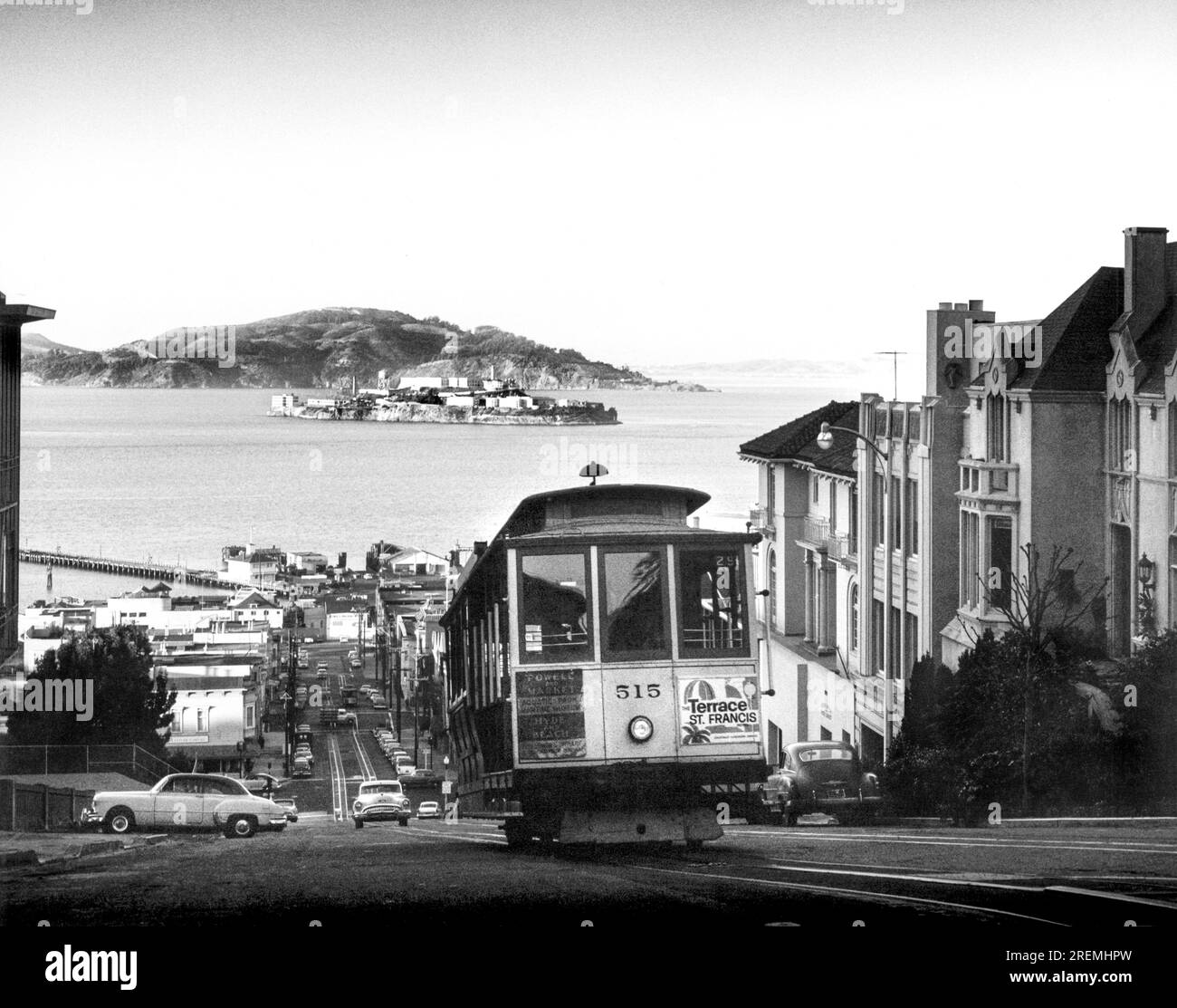 San Francisco, Kalifornien: ca. 1955. Die Hyde Street Seilbahn steigt auf den Gipfel des Russian Hill mit der Insel Alcatraz im Hintergrund. Stockfoto