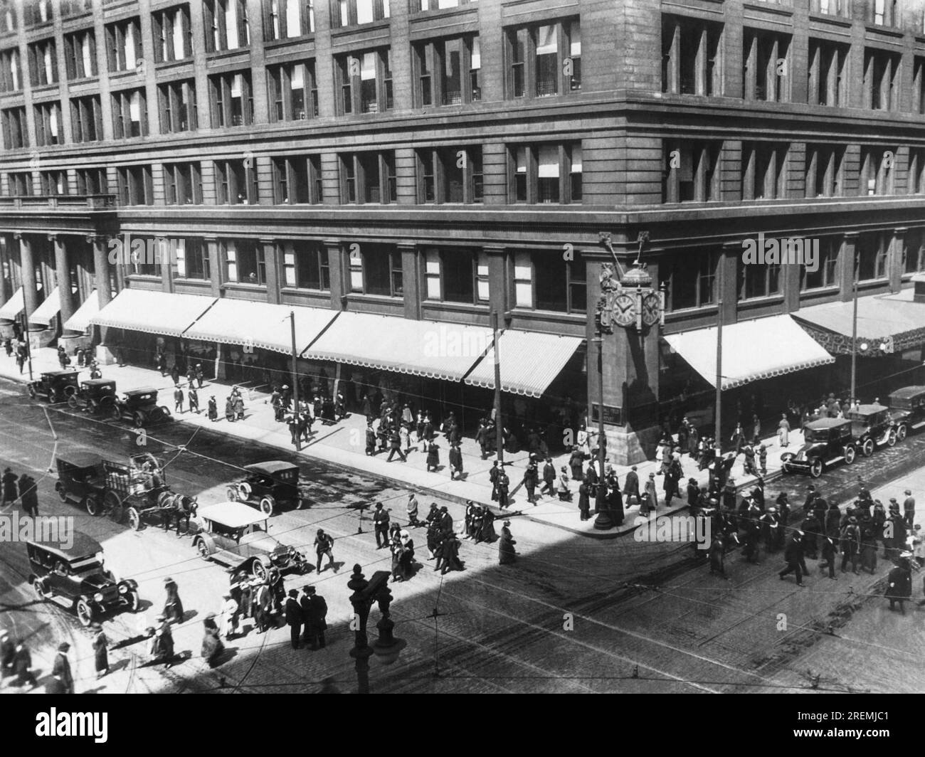 Chicago, Illinois: c. 1912 das Außendesign des Marshall Field's Kaufhauses auf der State Street in the Loop. Stockfoto