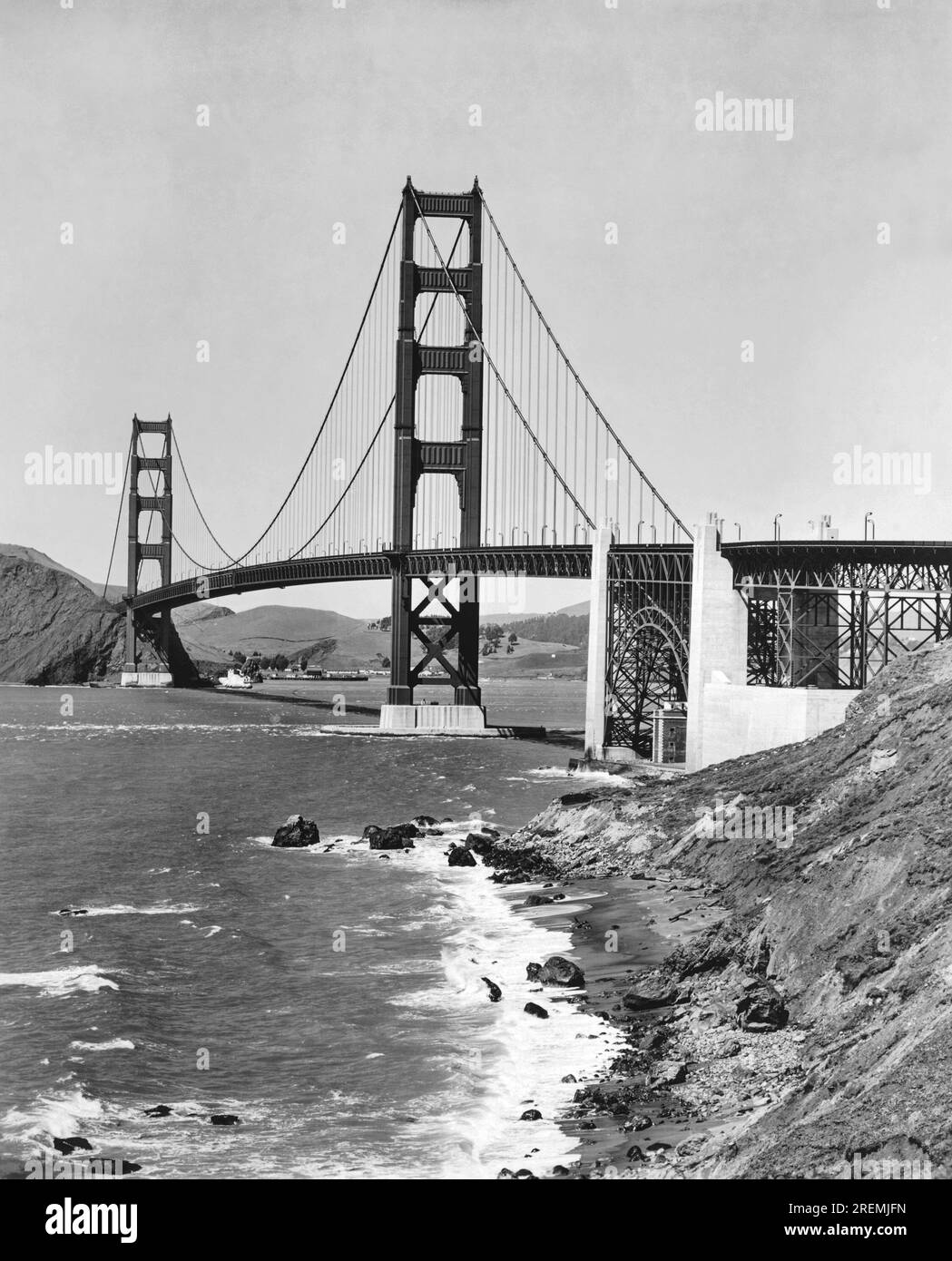 San Francisco, Kalifornien: ca. 1958 die Golden Gate Bridge aus Sicht des Presidio. Stockfoto