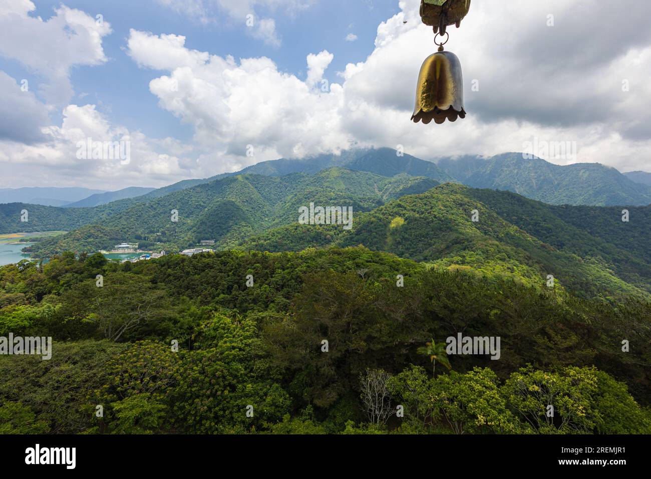 Von der CI'en Pagode aus entfalten sich faszinierende ausblicke, Panoramablick auf den Sonne-Mond-See Taiwan, mit umliegender Berglandschaft. Der ruhige See spiegelt sich Stockfoto