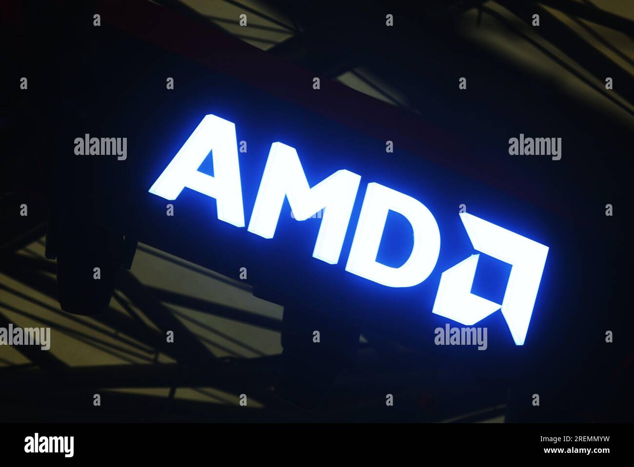 SHANGHAI, CHINA - 28. JULI 2023 - Foto vom 28. Juli 2023 zeigt das AMD-Logo auf der 2023ChinaJoy in Shanghai, China. Am selben Tag, US-Chip gia Stockfoto