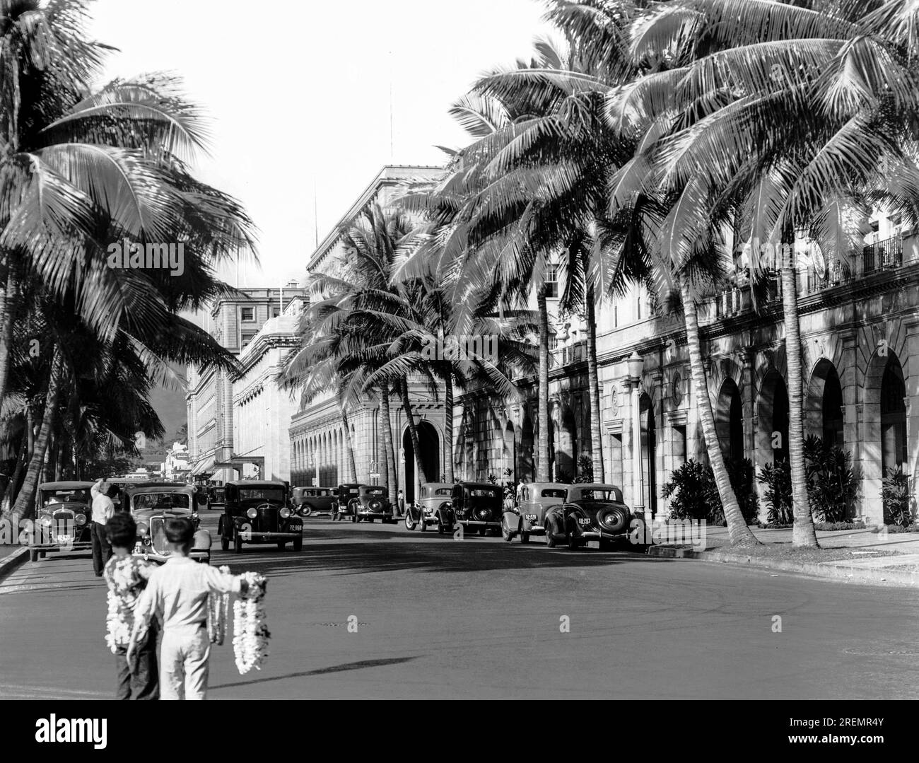 Honolulu, Hawaii: Oktober 1945 Hawaii hat die Organisation der Vereinten Nationen gebeten, auf Oahu, ein paar Kilometer von Honolulu entfernt, ein permanentes Heim einzurichten. Honolulu verfügt über komplette Kabel-, Radio-, Radio-zu-Telefon- und Teleobjektive. Abgebildet ist eine Straße im modernen Stadtzentrum von Honolulu Stockfoto