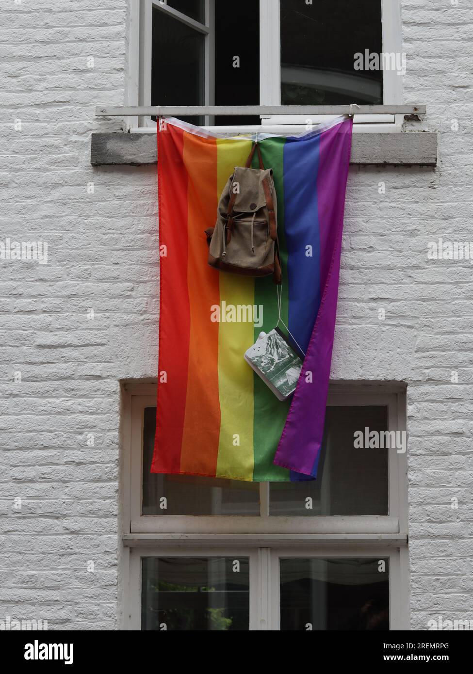 Kinder hängen ihren Schulrucksack nach ihrem Abschluss (holländische Tradition) in Maastricht, Niederlande, auf ihr Haus Stockfoto