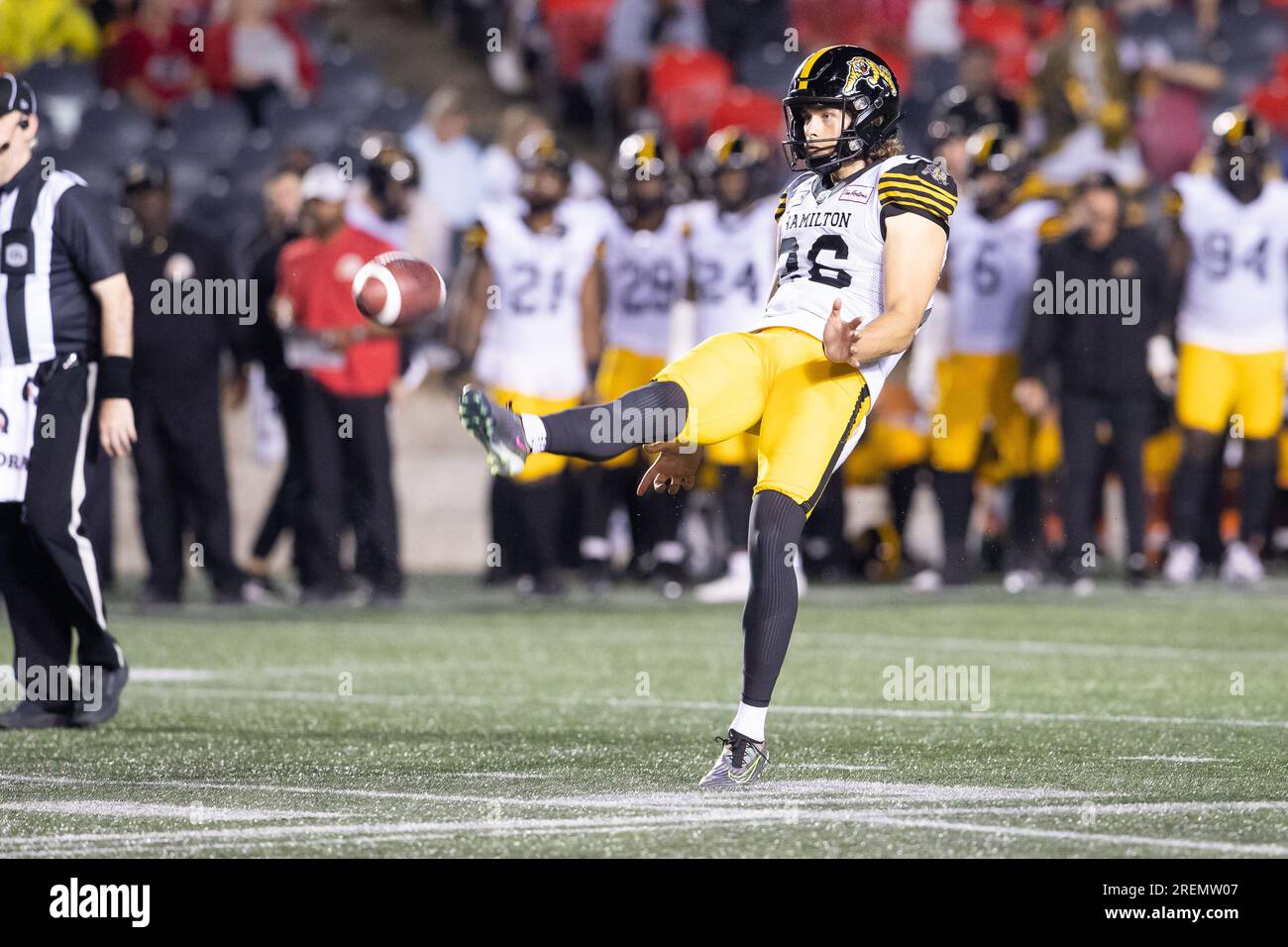 Ottawa, Kanada. 28. Juli 2023. Hamilton Tiger-Cats Punter Bailey Flint (26) tritt beim CFL-Spiel zwischen Hamilton Tiger-Cats und Ottawa Redblacks im TD Place Stadium in Ottawa, Kanada. Daniel Lea/CSM/Alamy Live News Stockfoto