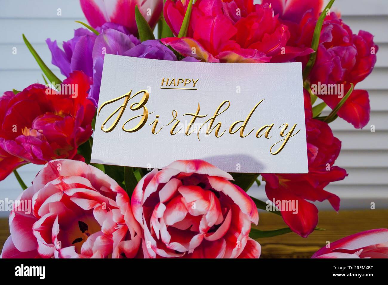 Postkarte, Internetbanner mit einer Geburtstagsgruß, mit der Inschrift - alles gute zum Geburtstag, ein Blumenstrauß mit einem Glückwunschzettel, Tul Stockfoto