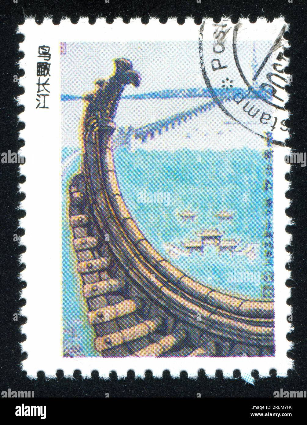 CHINA - CIRCA 2001: Von China gedruckter Stempel, zeigt chinesische Architektur Stockfoto