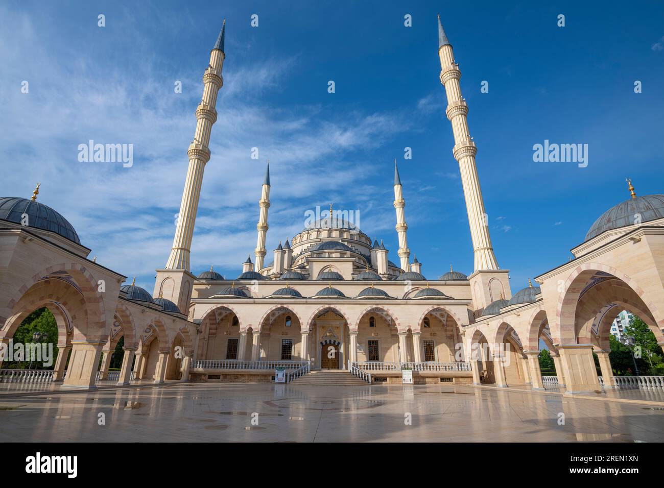 GROSNY, RUSSLAND - 14. JUNI 2023: Moschee "Herz von Tschetschenien" an einem sonnigen Junimorgen Stockfoto
