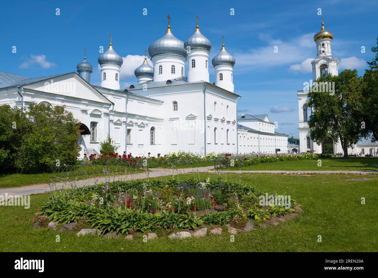 Sonniger Juli-Tag im alten St. Georges Kloster. Veliky Novgorod, Russland Stockfoto