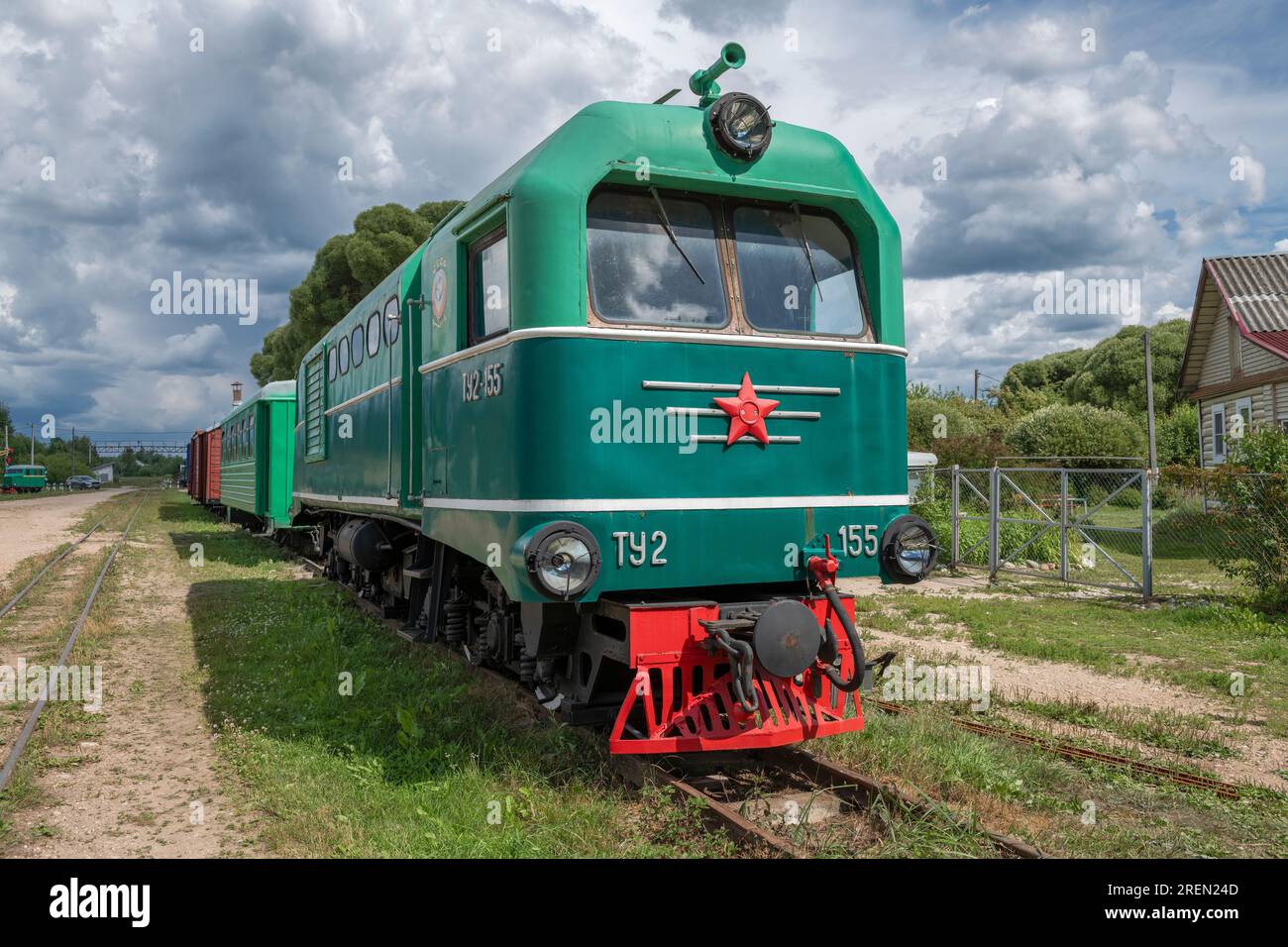 TESOVO-NETYLSKY, RUSSLAND - 15. JULI 2023: Alte sowjetische Diesellokomotive TU2 für Schmalspurbahn (750mm) am bewölkten Juni Stockfoto