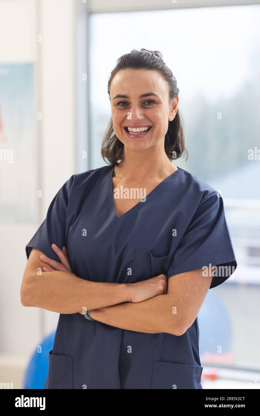Porträt einer glücklichen weissen Physiotherapeutin, die im Krankenhaus Peelings trägt Stockfoto