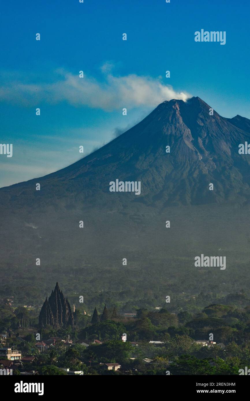 Prambananischer Tempel mit dem Berg Merapi im Hintergrund. Java, Indonesien. Stockfoto