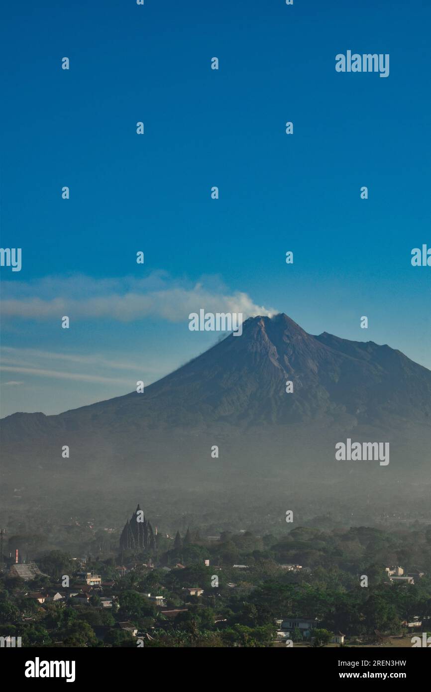 Prambananischer Tempel mit dem Berg Merapi im Hintergrund. Java, Indonesien. Stockfoto