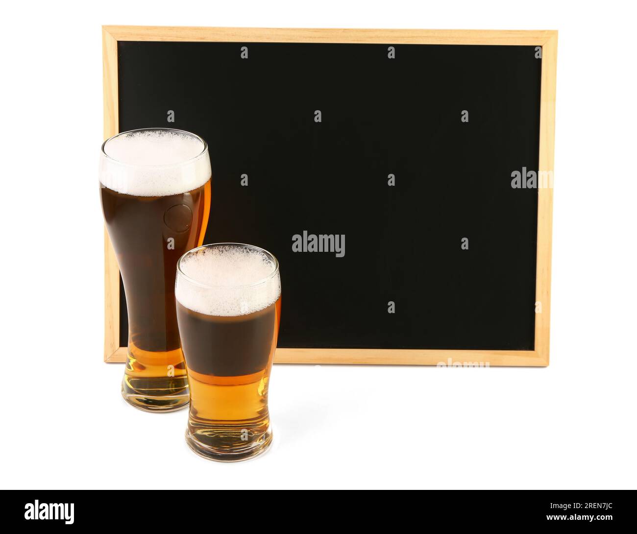 Gläser kaltes Bier und leere Tafel auf weißem Hintergrund Stockfoto