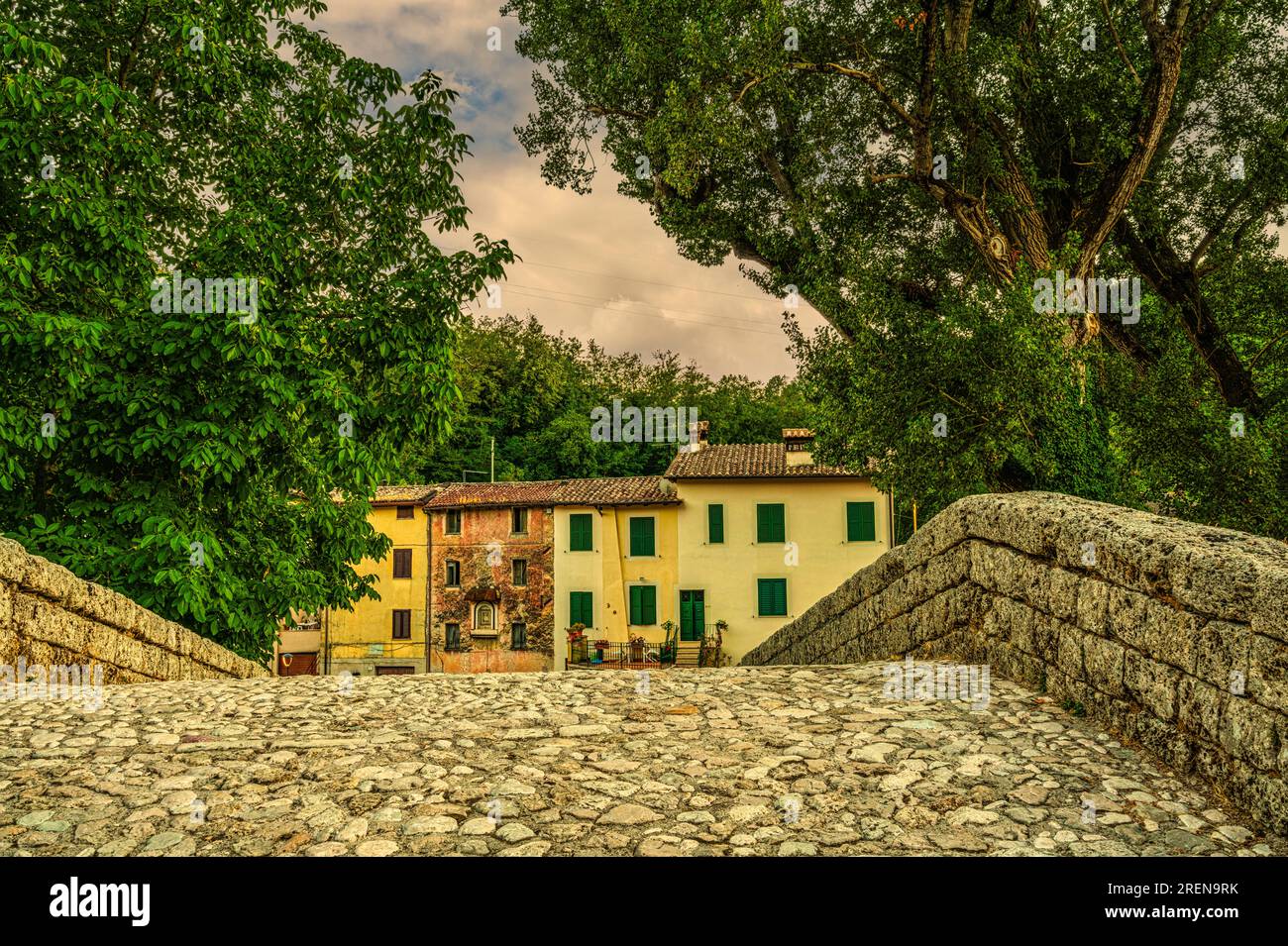 Il Ponte di San Francesco è un ponte medievale sull'Aniene a Subiaco. Costruito nel 1358. Subiaco, Provincia di Roma, Latium, Stockfoto