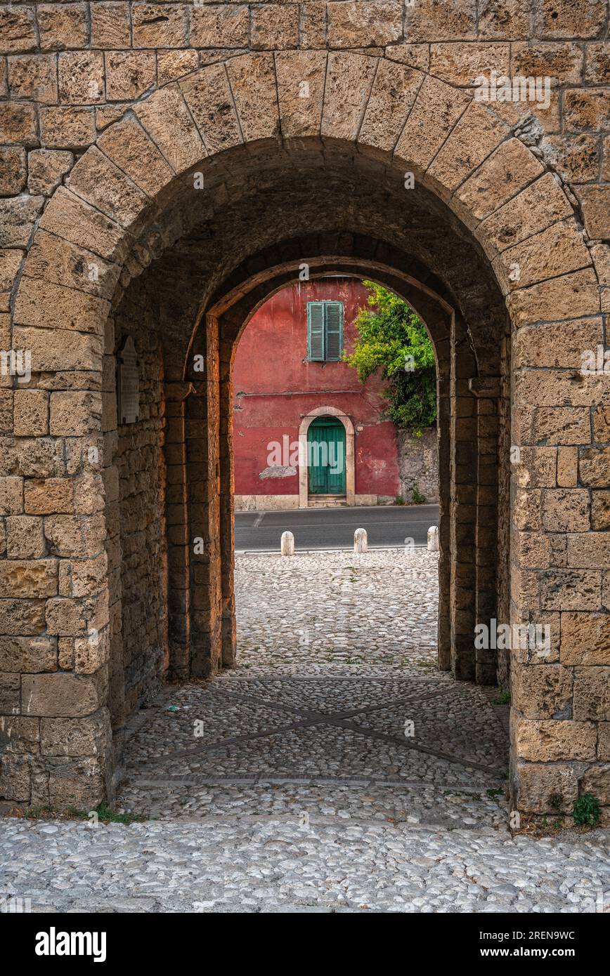 Die Ponte di San Francesco ist eine mittelalterliche Brücke mit einem Wachturm über dem Aniene in Subiaco. Erbaut 1358. Subiaco, Provinz Rom, Latium, Stockfoto