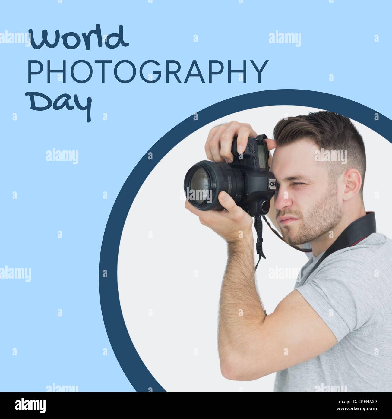Text zum Weltfotografietag auf blauem und weißem Mann mit Kamera Stockfoto