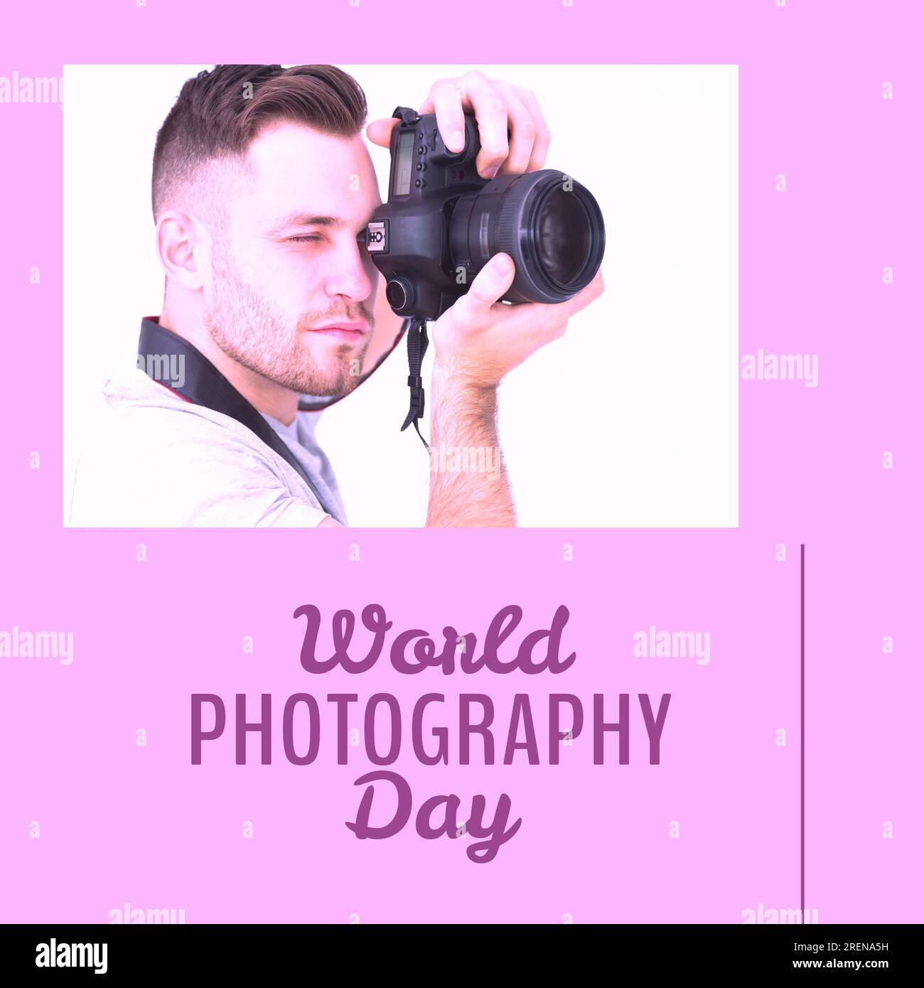 Text zum Weltfotografietag auf Pink mit weißem Mann mit Kamera Stockfoto