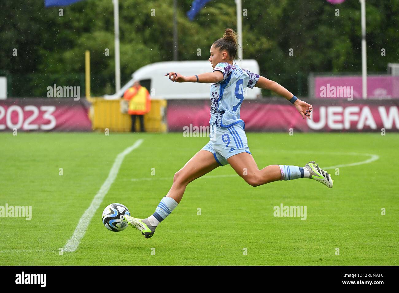 Tubize, Belgien. 27. Juli 2023. Carla Camacho (9) aus Spanien, dargestellt bei einem Fußballspiel der Nationalfrauen unter 19 Teams der Niederlande und Spaniens beim UEFA Women's under-19 EURO Final Tournament im ersten Halbfinale am Freitag, den 27. Juli 2023 in Tubize, Belgien. Kredit: Sportpix/Alamy Live News Stockfoto
