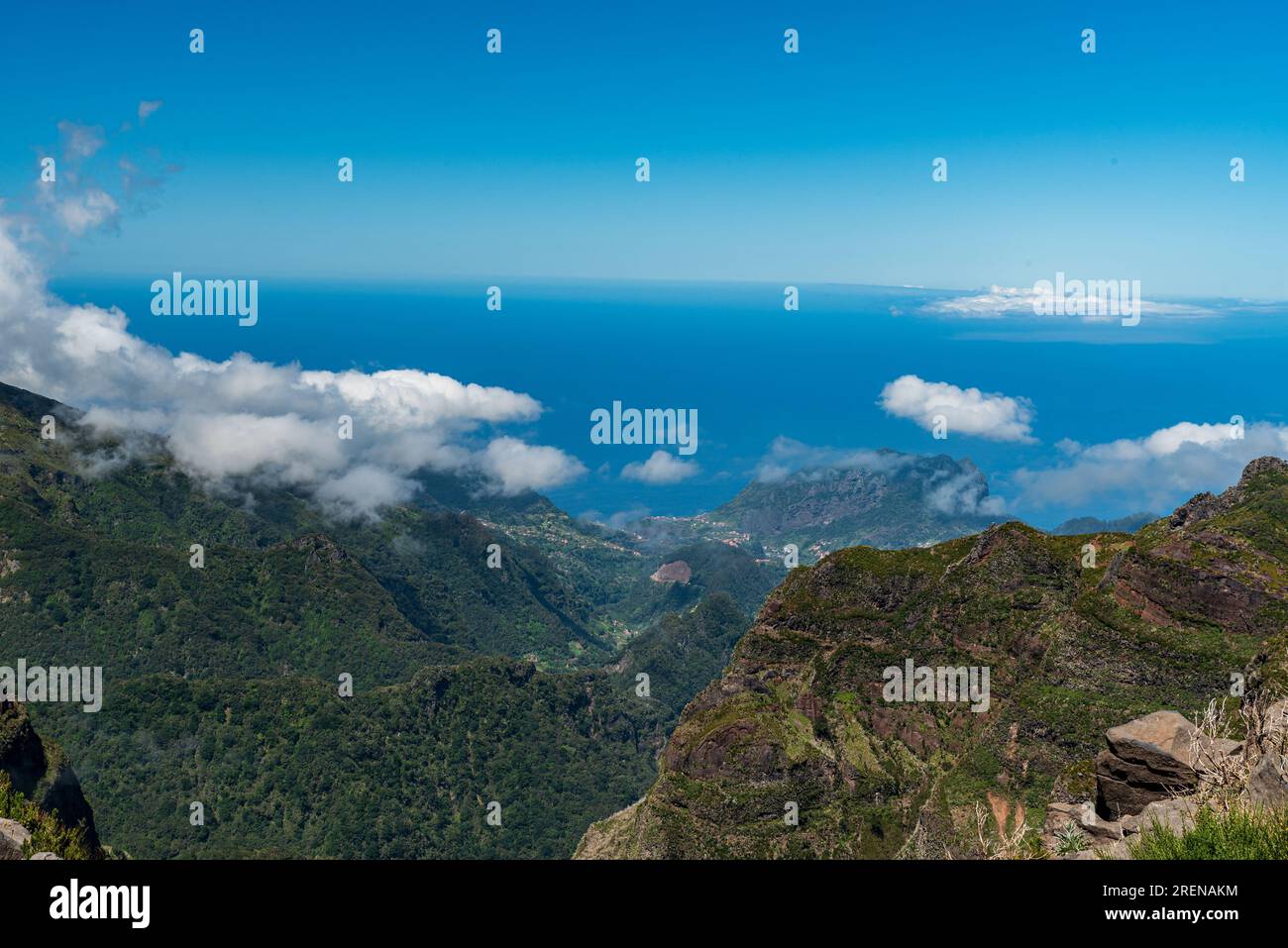 Blick auf die Küste des Atlantischen Ozeans vom Wanderweg Vereda do Burro entlang des Pico do Areeiro Hügels in Madeira während des wunderschönen Frühlings Stockfoto