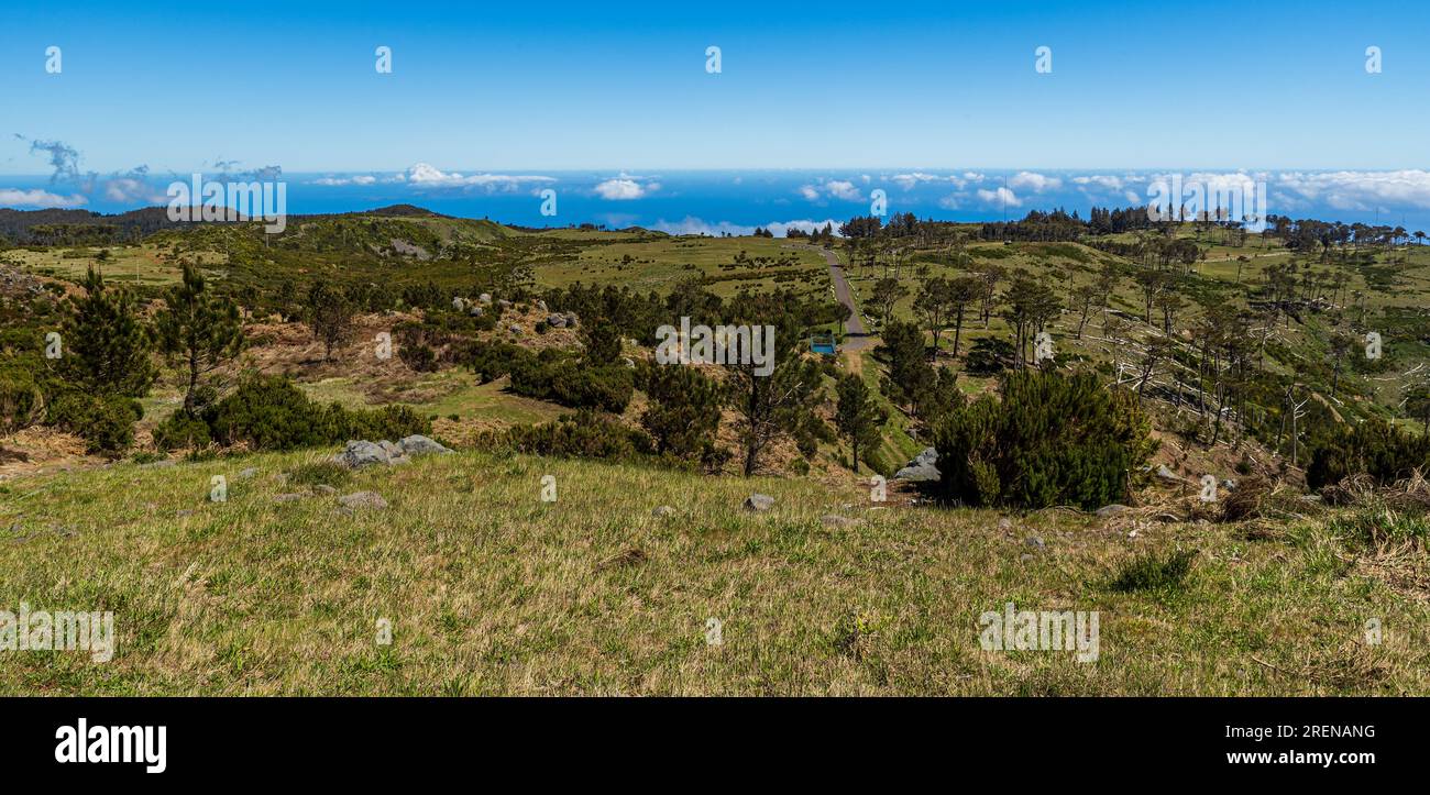 Bergpleateau mit kleineren Hügeln und Straße unter dem Pico do Areeiro Hügel in Madeira während des wunderschönen Frühlings Stockfoto