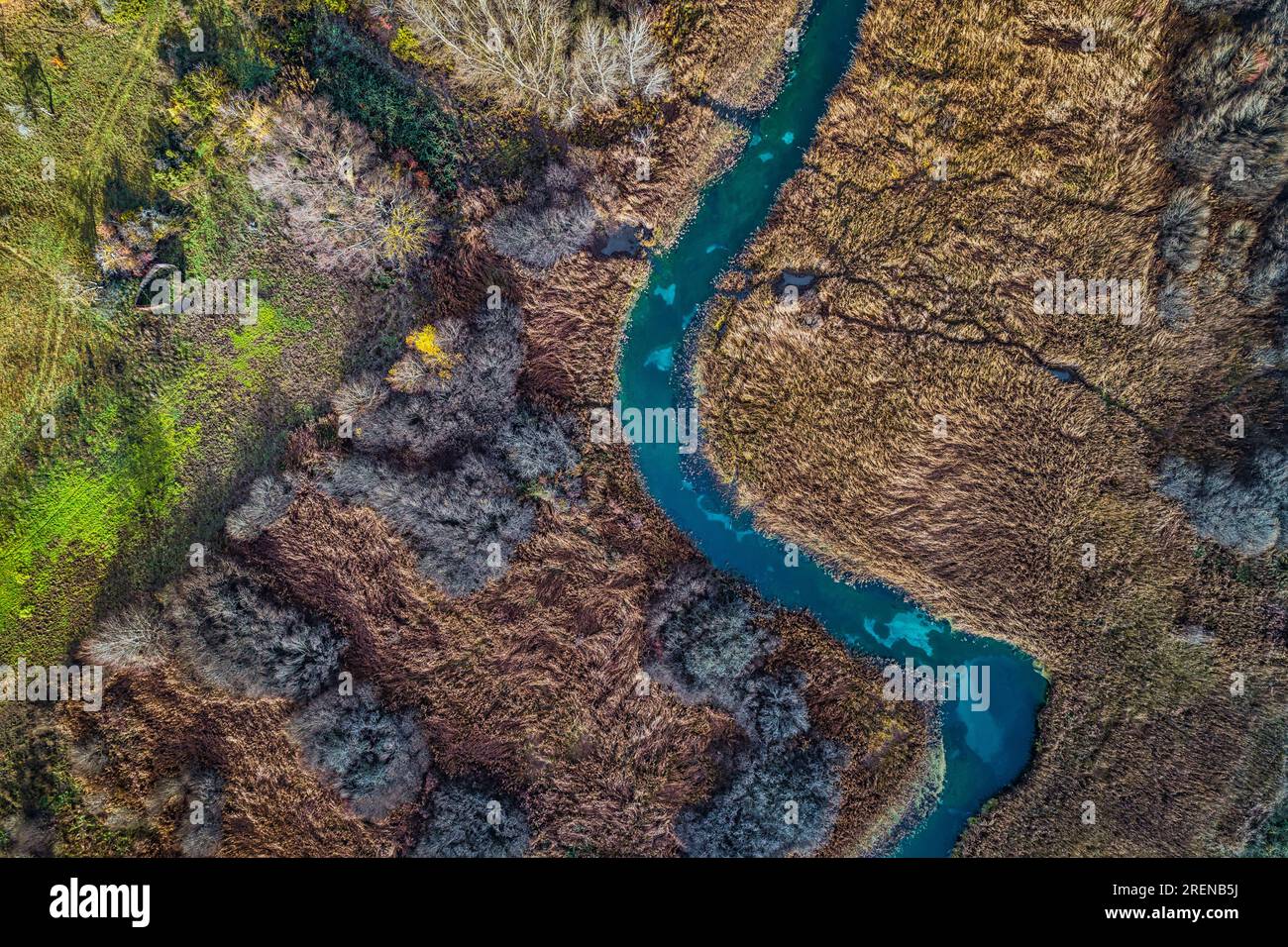Luftaufnahme des Tirino Valley. Unter dem Tirino fließt der Fluss zwischen Kulturfeldern und Naturschutzwäldern. Abruzzen, Italien Stockfoto