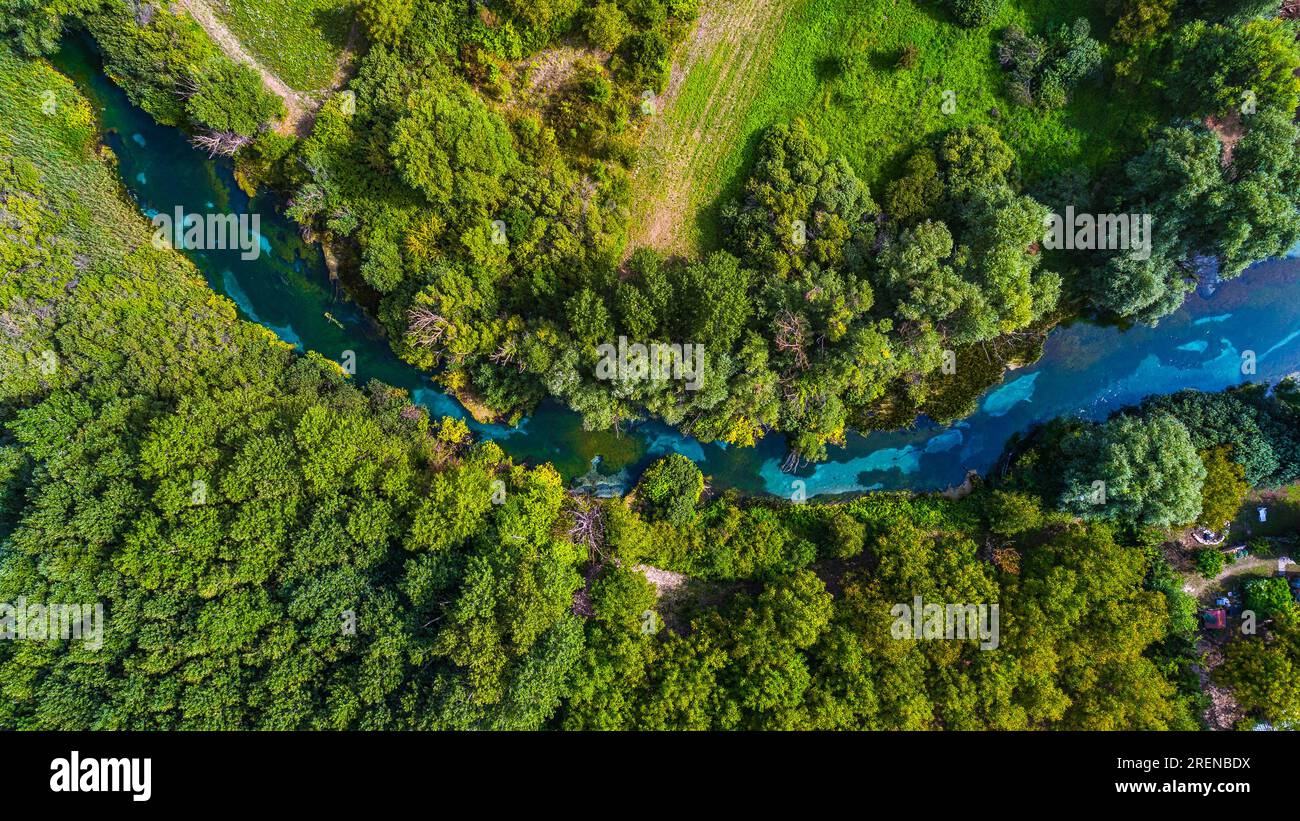 Luftaufnahme des Tirino Valley. Unter dem Tirino fließt der Fluss zwischen Kulturfeldern und Naturschutzwäldern. Abruzzen, Italien Stockfoto