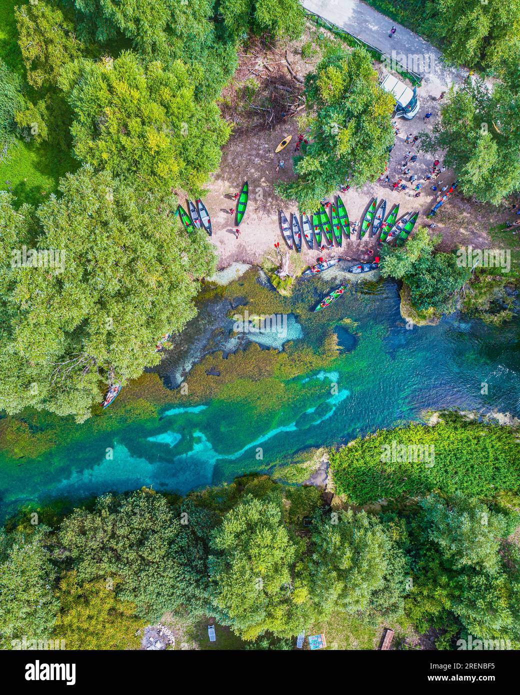 Kajaks am Ufer des Flusses Tirino, bereit für Wandertouristen Stockfoto