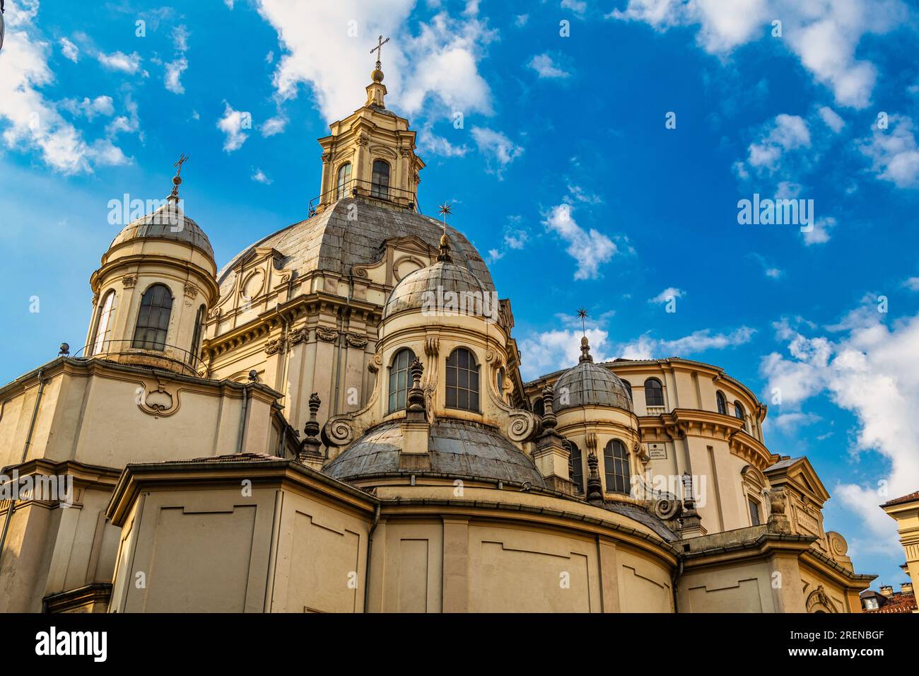 Die komplizierte Überlappung der Kuppeln der verschiedenen Altäre und Marinen des Consolata-Heiligtums. Einer der ältesten Gotteshäuser in Turin. Turin Stockfoto