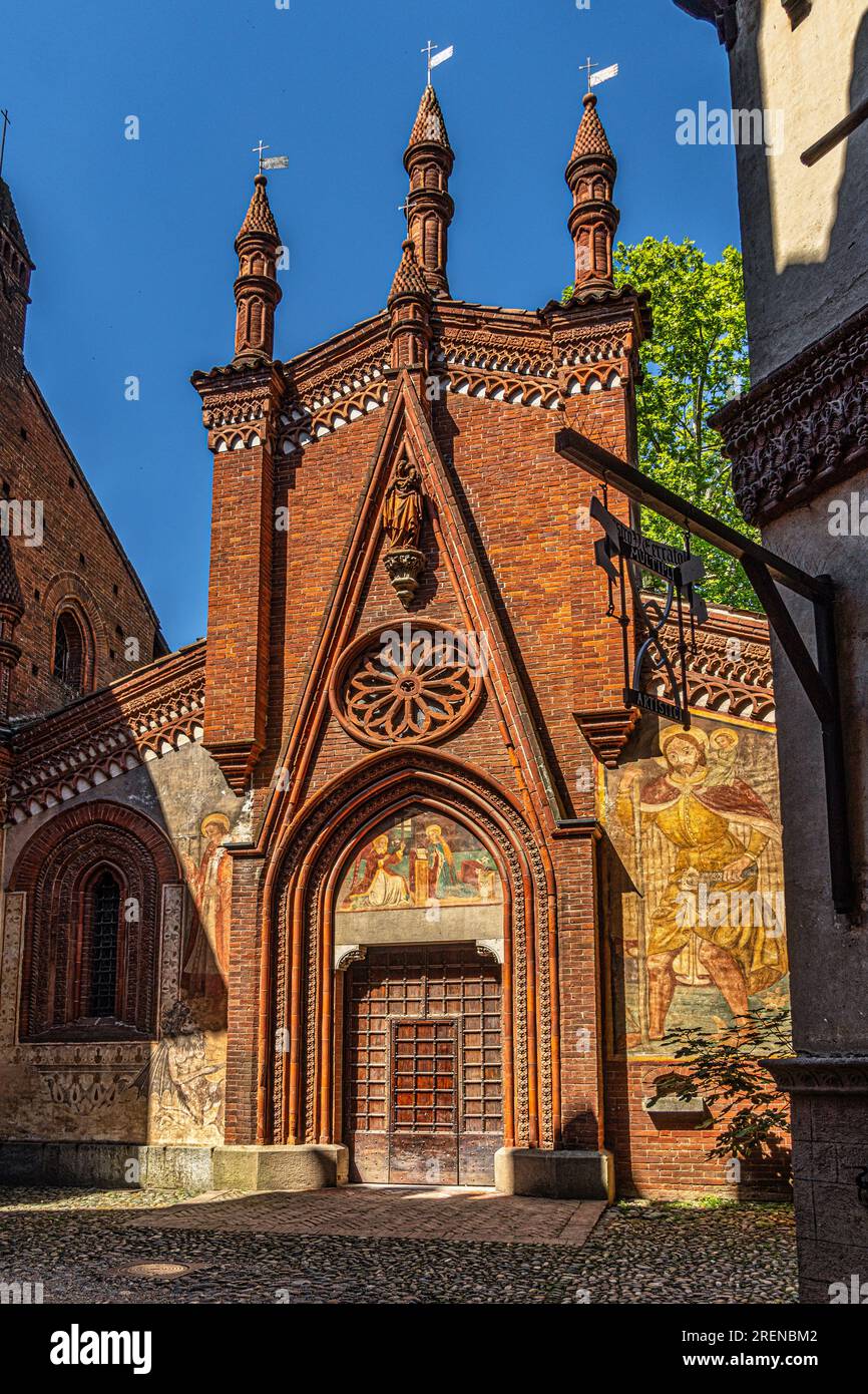 Die Fassade mit ihrer reichen malerischen Dekoration der Kirche im rekonstruierten mittelalterlichen Dorf im Parco del Valentino in Turin. Turin, Piemont Stockfoto