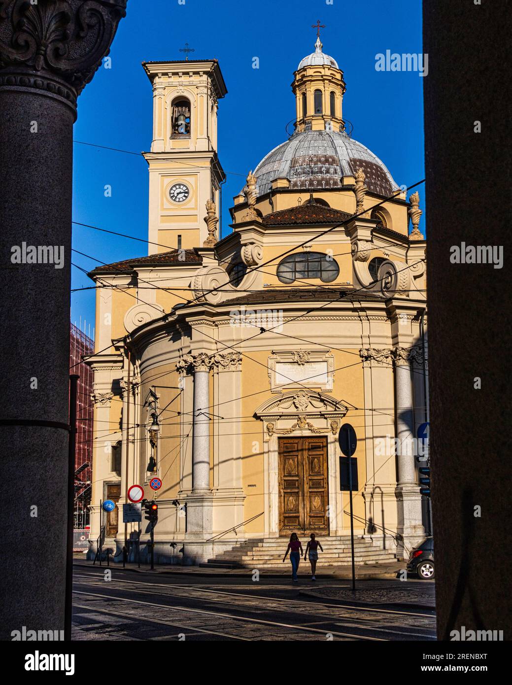 Die Kirche San Tommaso Apostolo, im Herzen des historischen Zentrums, von den Arkaden der Via Pietro Micca aus gesehen. Turin, Piemont, Italien, Europa Stockfoto