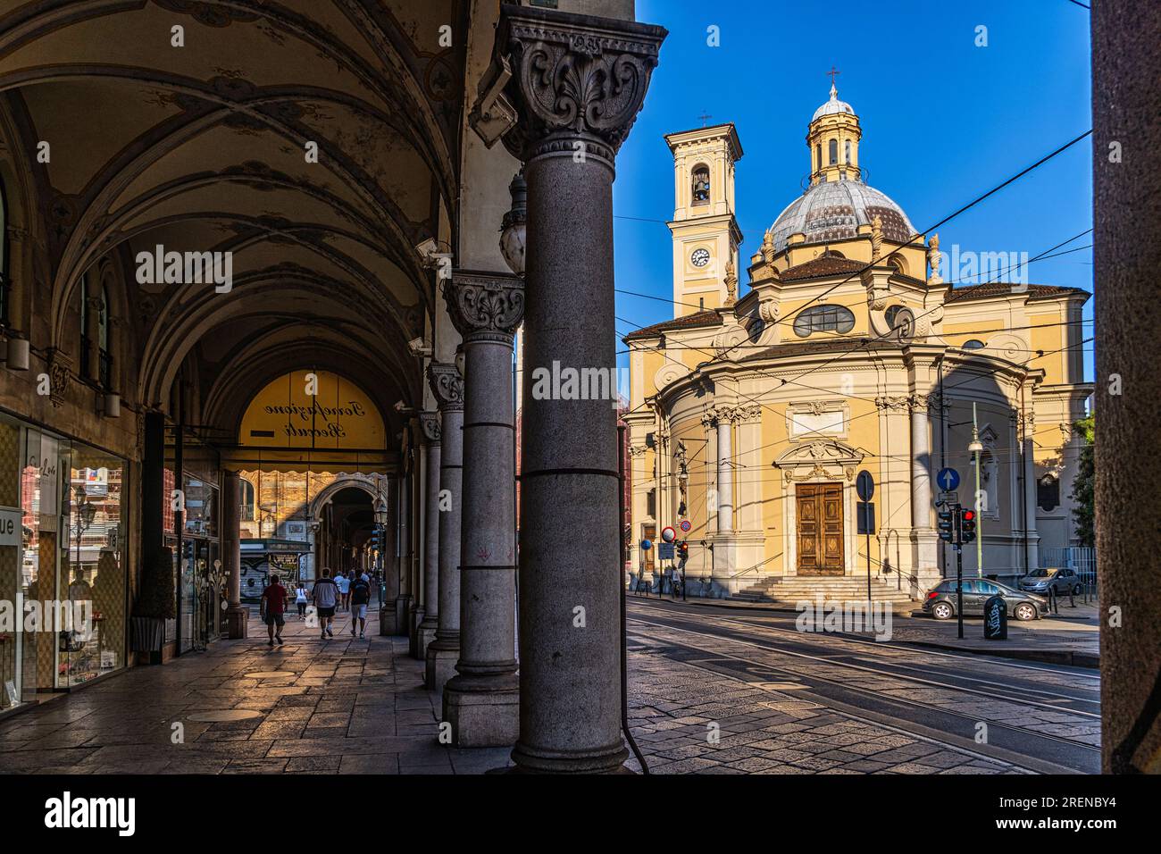 Die Kirche San Tommaso Apostolo, im Herzen des historischen Zentrums, von den Arkaden der Via Pietro Micca aus gesehen. Turin, Piemont, Italien, Europa Stockfoto
