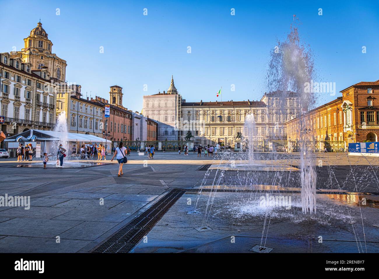 Piazza Castello in Turin, im Vordergrund die Wasserdüsen, die den Hauptplatz von Turin und Touristenattraktion schmücken. Turin, Piemont, Italien, Europa Stockfoto