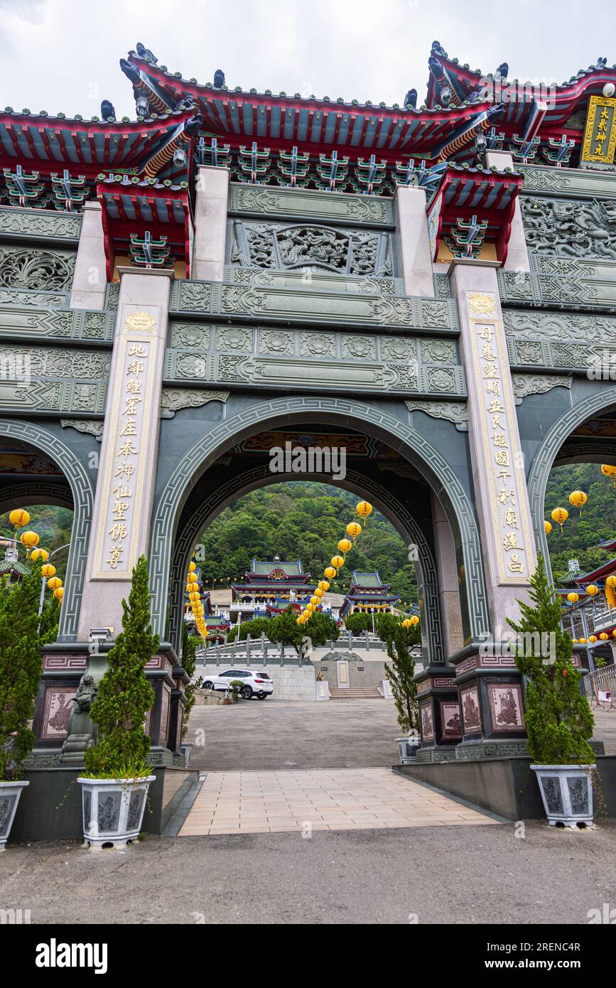 Puli, Taiwan - 26. Mai 2023: Baohu Tempel des Dimu Eingangstor majestätische Aussicht mit reichen roten Säulen, goldenen Verzierungen und detaillierten Schnitzereien Stockfoto